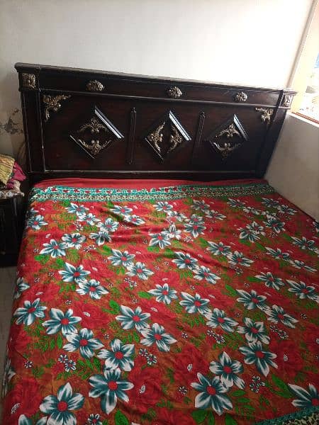 Bed room seat urgent sell need money 10