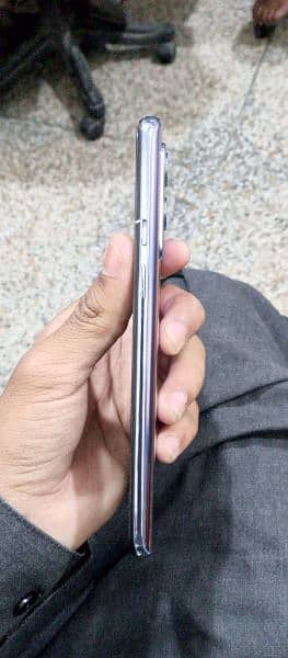 OnePlus 9 8+8/128gb 9/10 cndi sirf upr wali side se ruf ha Baki all ok 7