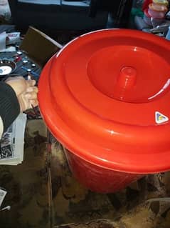 plastic bucket with cover
