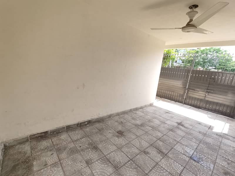 One Kanal Upper Portion With Separate Gate Available On Rent At DHA Phase 06 Lahore 3