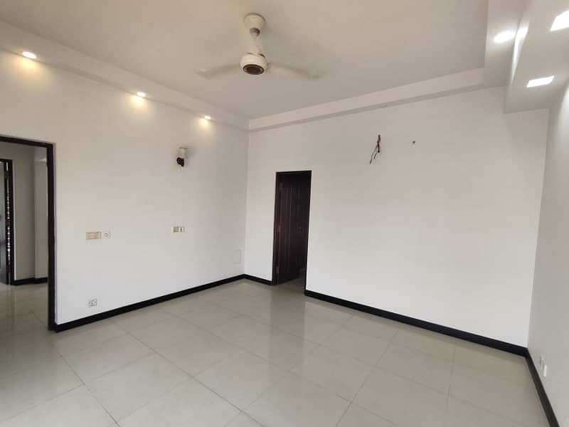 One Kanal Upper Portion With Separate Gate Available On Rent At DHA Phase 06 Lahore 4