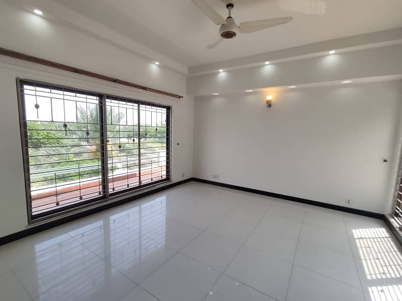 One Kanal Upper Portion With Separate Gate Available On Rent At DHA Phase 06 Lahore 9
