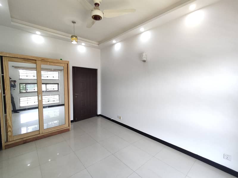 One Kanal Upper Portion With Separate Gate Available On Rent At DHA Phase 06 Lahore 27