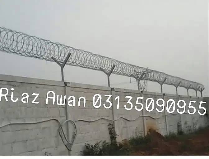 Chainlink Fence/ Razor Wire Barbed Wire Security Fence Weld mesh 13