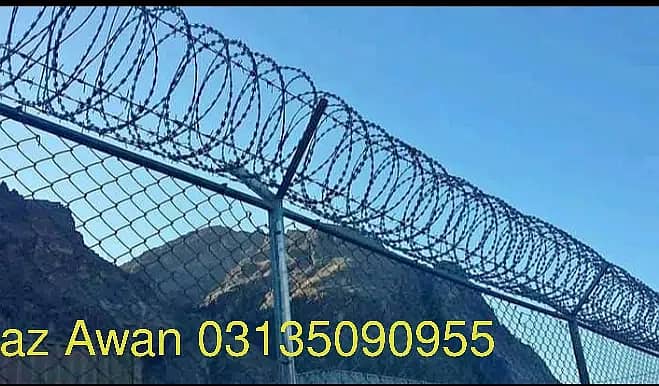 Chainlink Fence/ Razor Wire Barbed Wire Security Fence Weld mesh 16