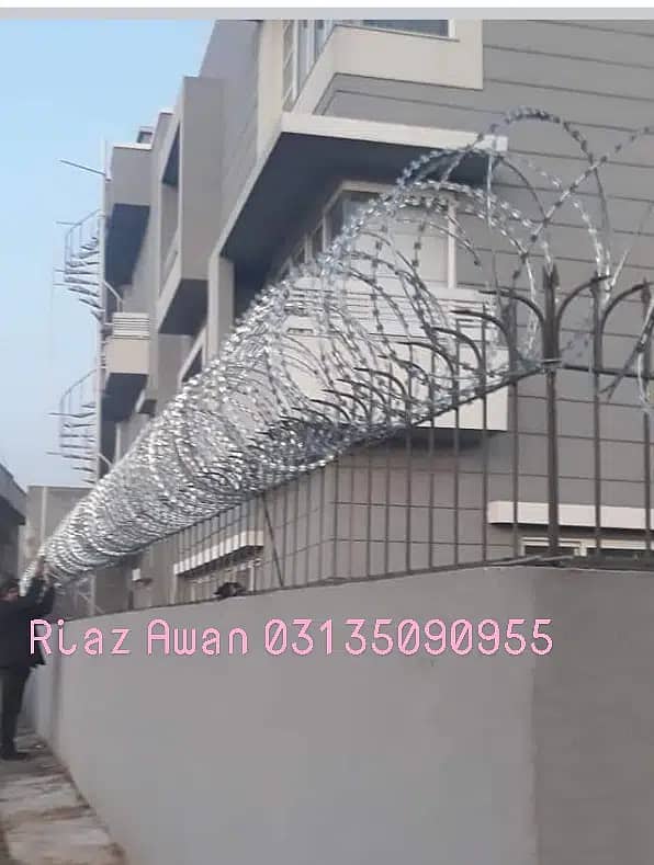 Chainlink fence/ Razor Wire Barbed Wire Security Fence Weld mesh rft 4