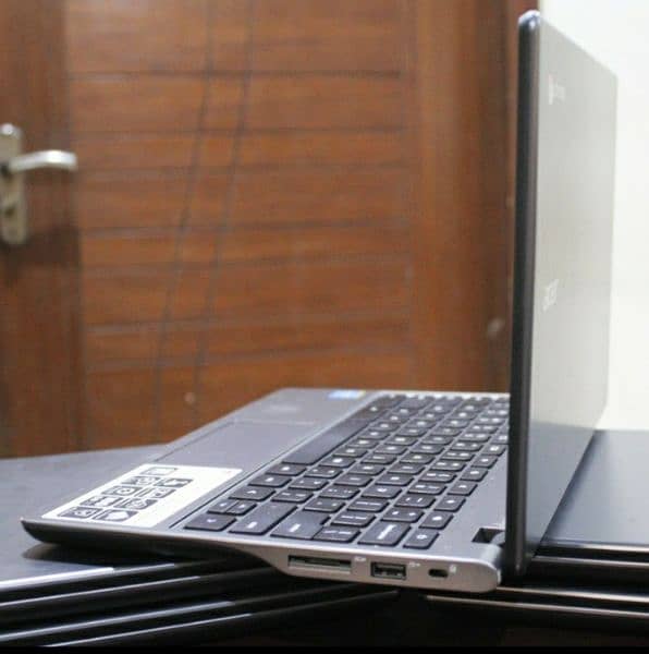 Acer C720 mini Laptop 3