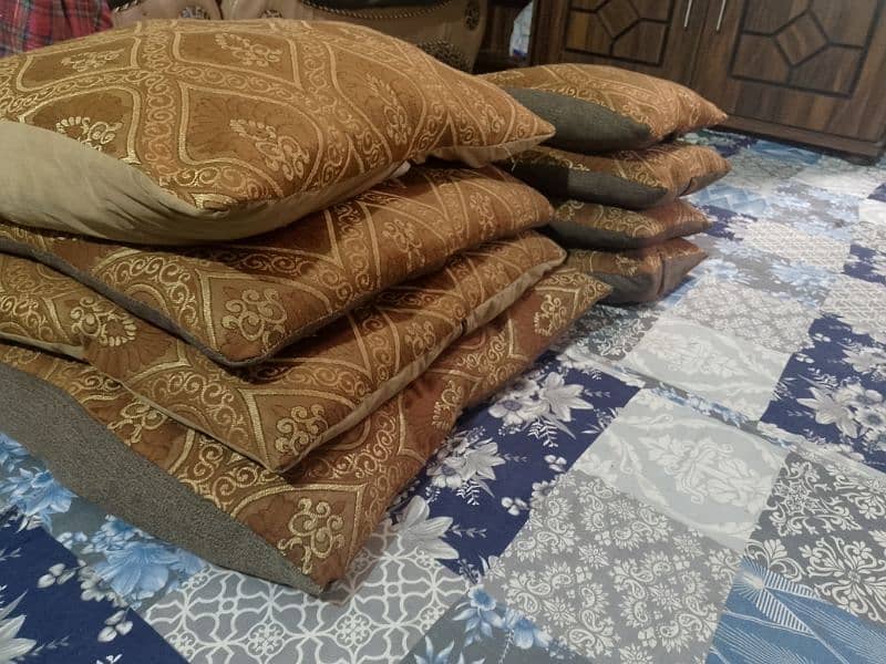 4 piece small cushion and 4 piece large cushion 4