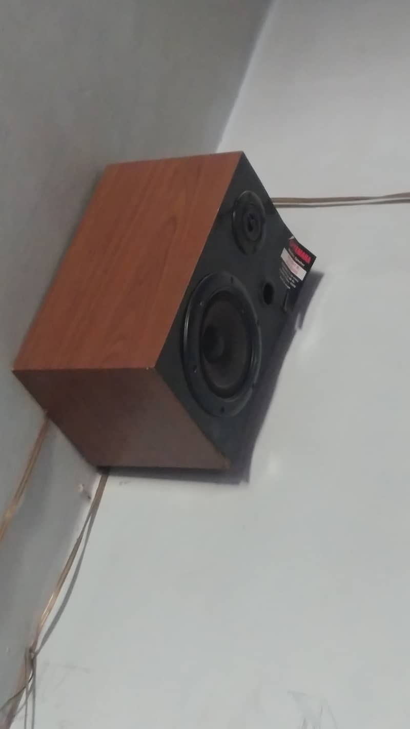 Denon Amplifier AVR-1604 and Yamaha Speaker 0