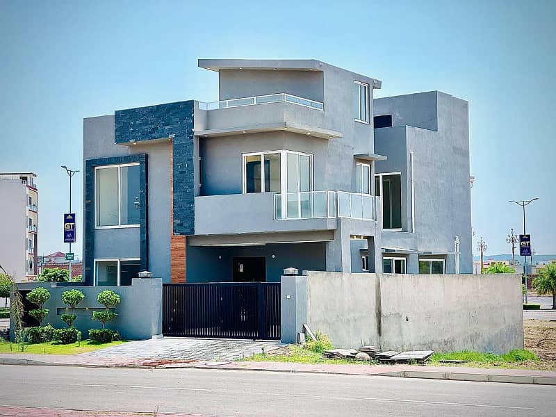 10 Marla Beautiful Modern House For Sale! 1