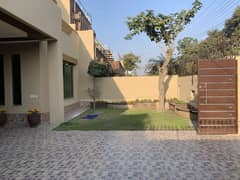 20 marla house for sale in johar town block D
Original picture 
Tile flooring 
Double kitchen 
Hot location 
Main apporced