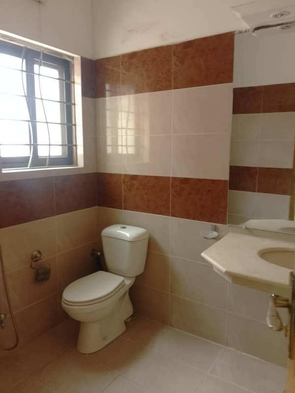 10 Marla used house available for sale in phase 3 bahria town Islamabad 5