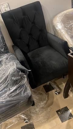 BLACK OFFICE CHAIR