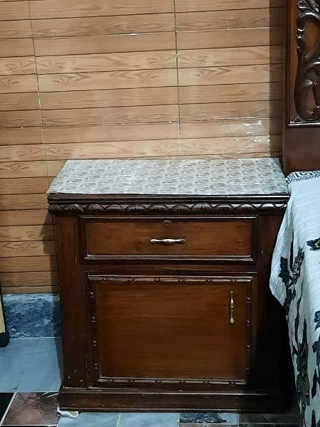 King size bed with dressing, side table and large size wardrobe 5