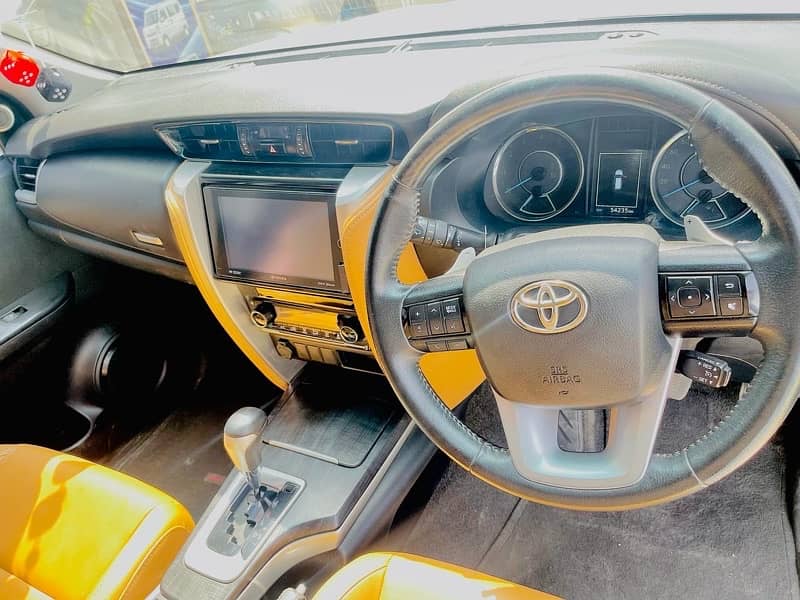 Toyota Fortuner V 4
