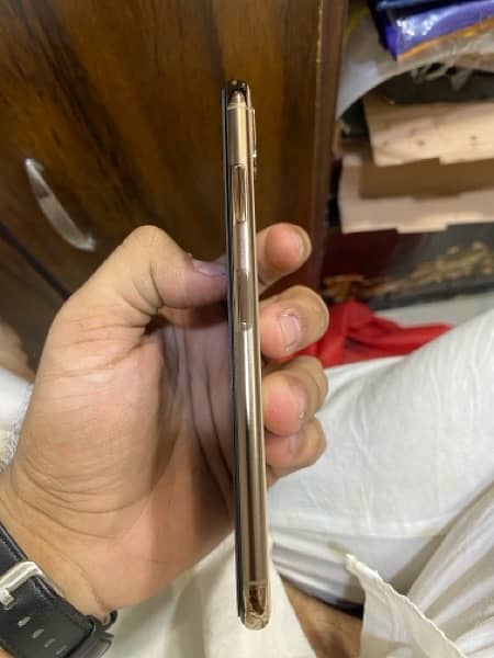 Iphone xs max gold 256 gb water pack 6 month warranty  97 health 3