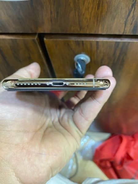Iphone xs max gold 256 gb water pack 6 month warranty  97 health 4