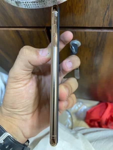 Iphone xs max gold 256 gb water pack 6 month warranty  97 health 5