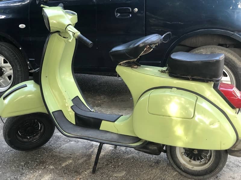 customised vespa scooter Pistachio color 0