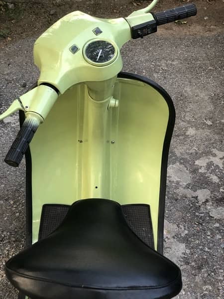 customised vespa scooter Pistachio color 1
