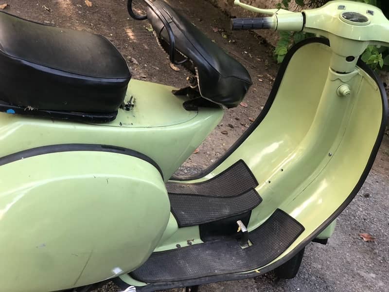 customised vespa scooter Pistachio color 4