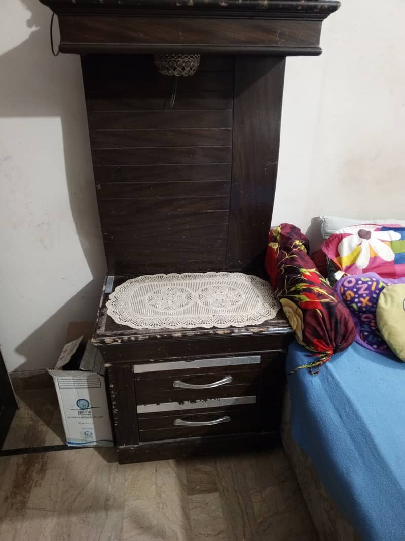 King size bed without mattress, 2 side tables, 3 door almaari 0