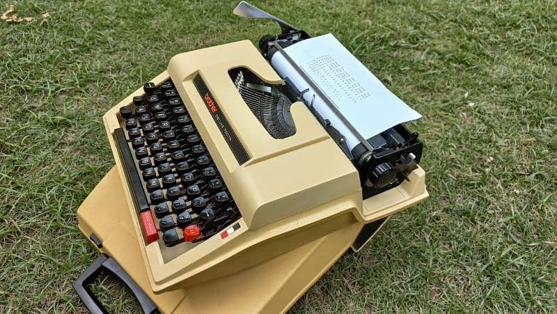 vintage 1970s Brother Typewriter 7