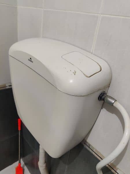 Used Sonex flush bathroom tank in good condition (Qty:04) 1