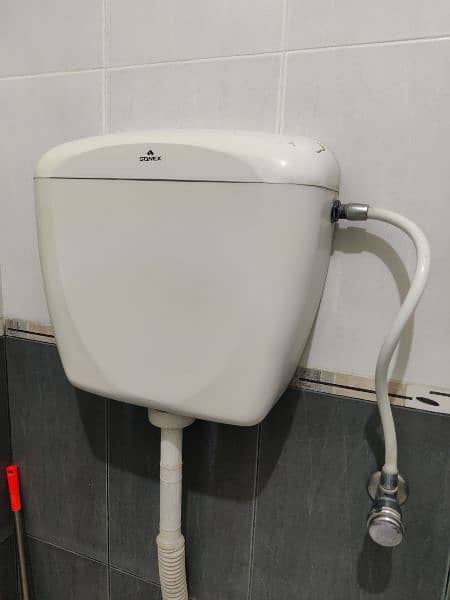 Used Sonex flush bathroom tank in good condition (Qty:04) 3