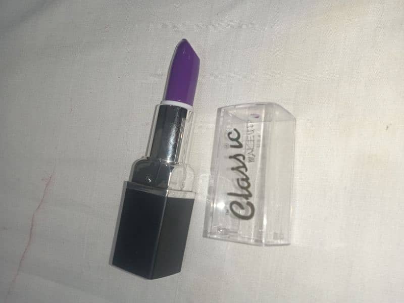 Classic lipstick Colour: purple 0