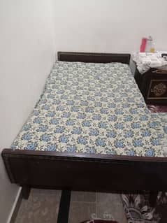 solid woden sigle bed good  conditions  with matress