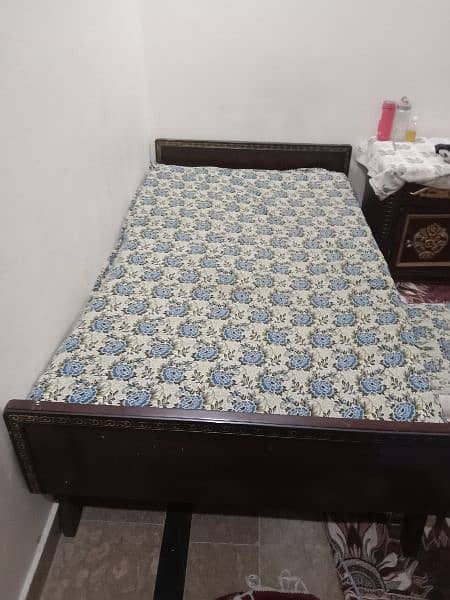 solid woden sigle bed good  conditions  with matress 0