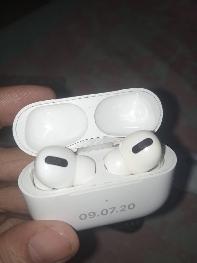 Airpods Pro With Wireless Charging Case. 0