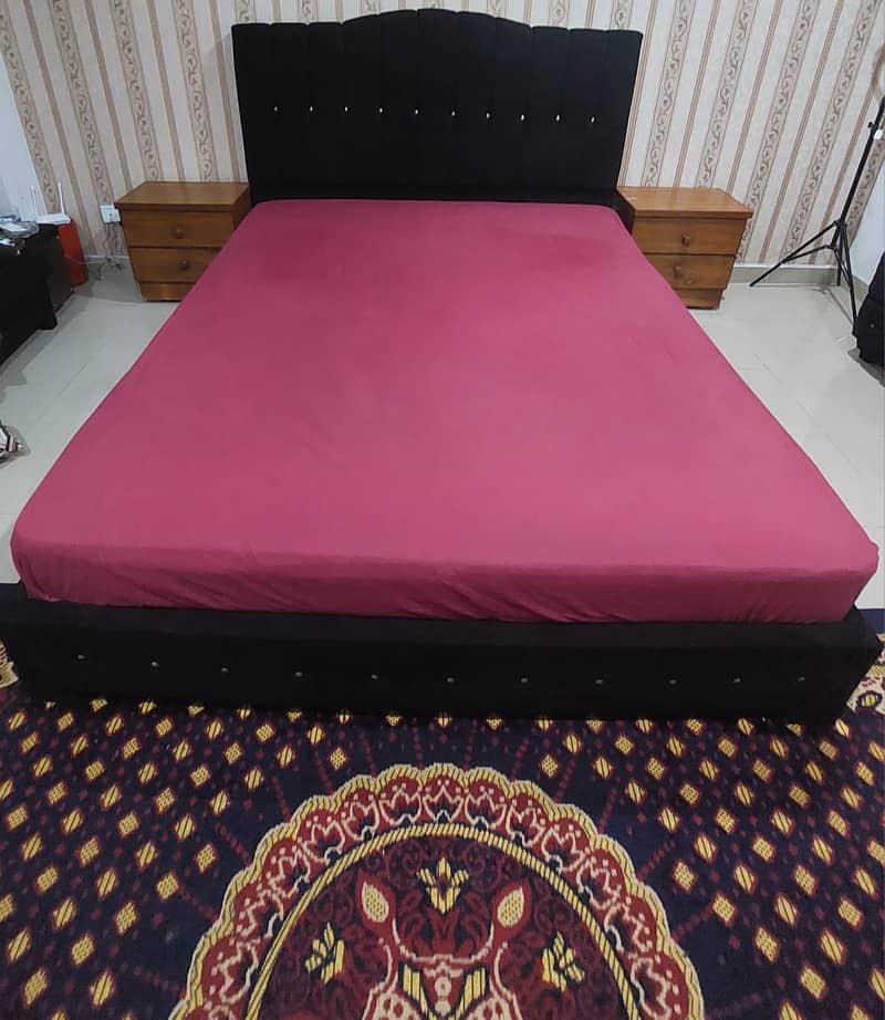 Complete Queen Bedset For Sale 0
