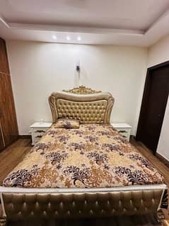 Traditional bed set with side tables & dressing in Good condition