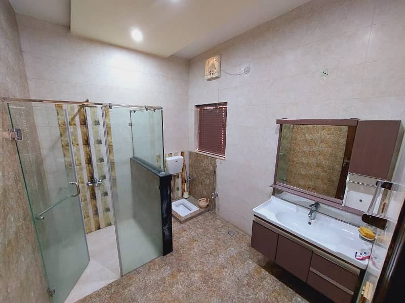 Luxurious 1 Kanal Upper Portion is Available For Rent 10