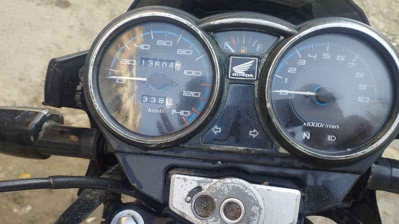 HONDA CB 150F ONLY 13700KM USE URGENT SEAL PRICE ALMOST FINAL ONLY CAL 8