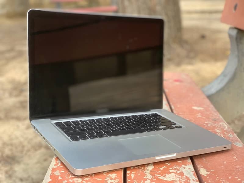 Apple MacBook Pro (15-inch, Mid 2010) 1