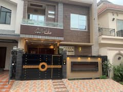 BRAND NEW 5 MARLA HOSUE AVALIBLE FOR RENT IN BAHRIA TOWN LAHORE