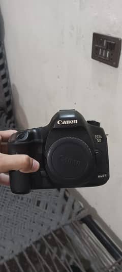 canon 5d mark iii in good condition with original box