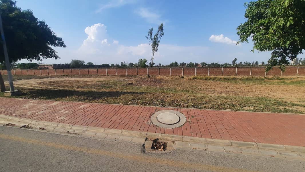 ONE KANAL RESIDENTIAL PLOT G1 BLOCK PHASE 4 POSSESSION AND UTILITY CHARGES PAID VERY CHEAP PRICE NEAR JAMIA MASJID AND FAMILY PARK 10