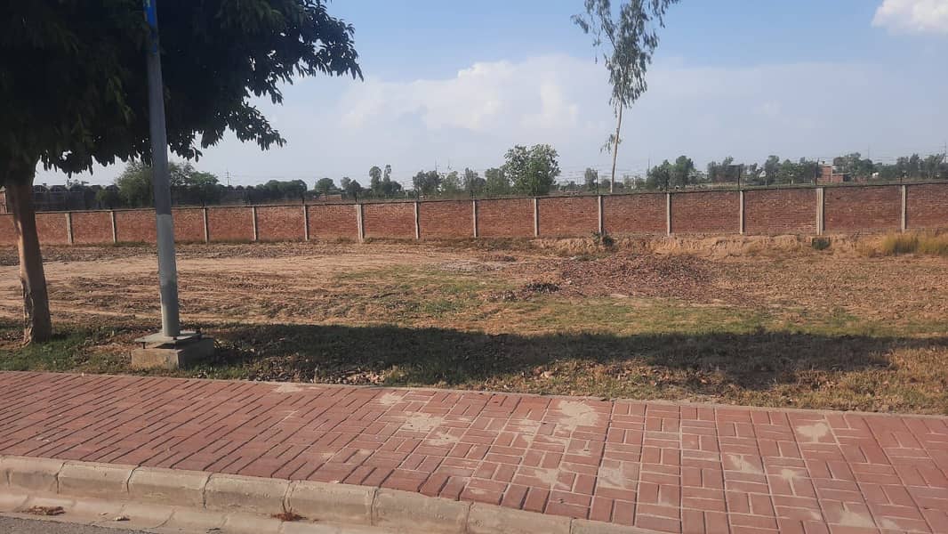 ONE KANAL RESIDENTIAL PLOT G1 BLOCK PHASE 4 POSSESSION AND UTILITY CHARGES PAID VERY CHEAP PRICE NEAR JAMIA MASJID AND FAMILY PARK 11