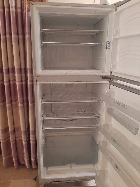 Big refrigerator in good condition 2
