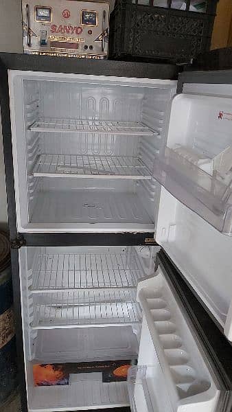 I'm selling a refrigerator condition 10/10 3