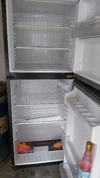 I'm selling a refrigerator condition 10/10 4