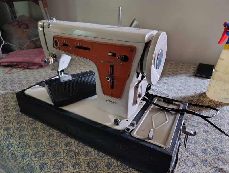 Singer Golden Girl Sewing Machine 0