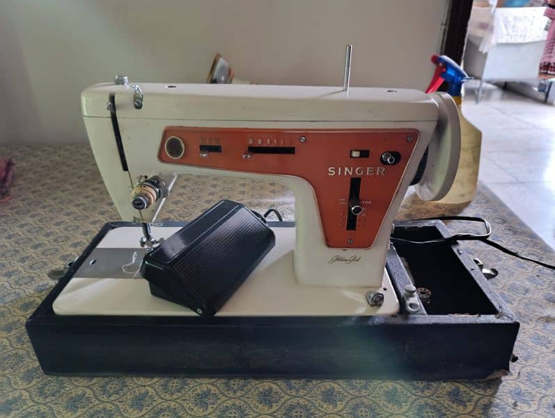 Singer Golden Girl Sewing Machine 1