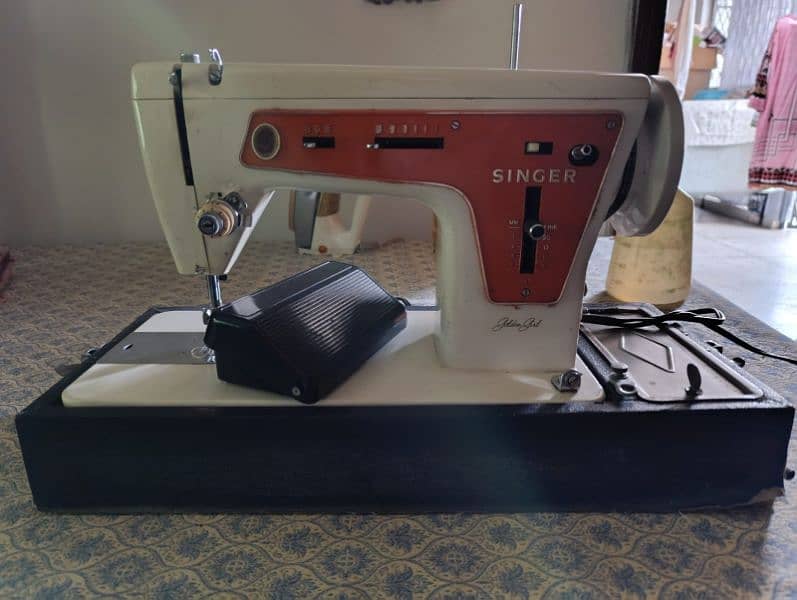 Singer Golden Girl Sewing Machine 3