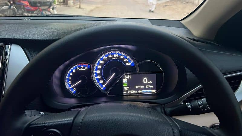 Toyota yaris 1.5 CVT-i ATIV X full option 17