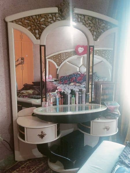 Double Bed Deco And Singaar Dressing Table 4